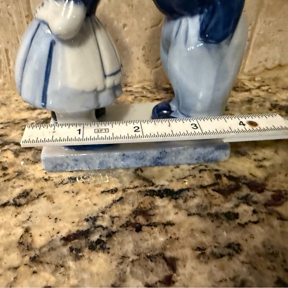 Delft Blue Kissing Couple figurine, a well-known symbol from the Netherlands - Picture 3 of 5